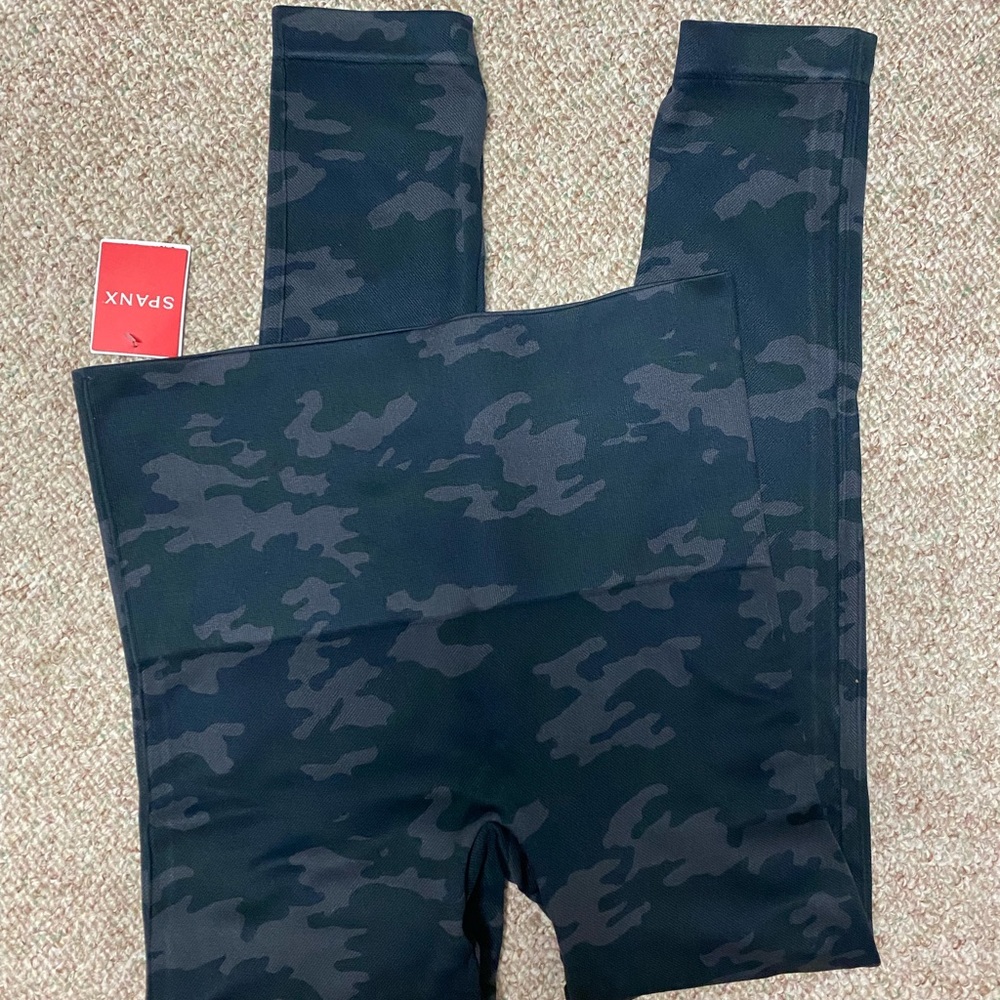 Spanx black camo leggings, new with tags! Size large